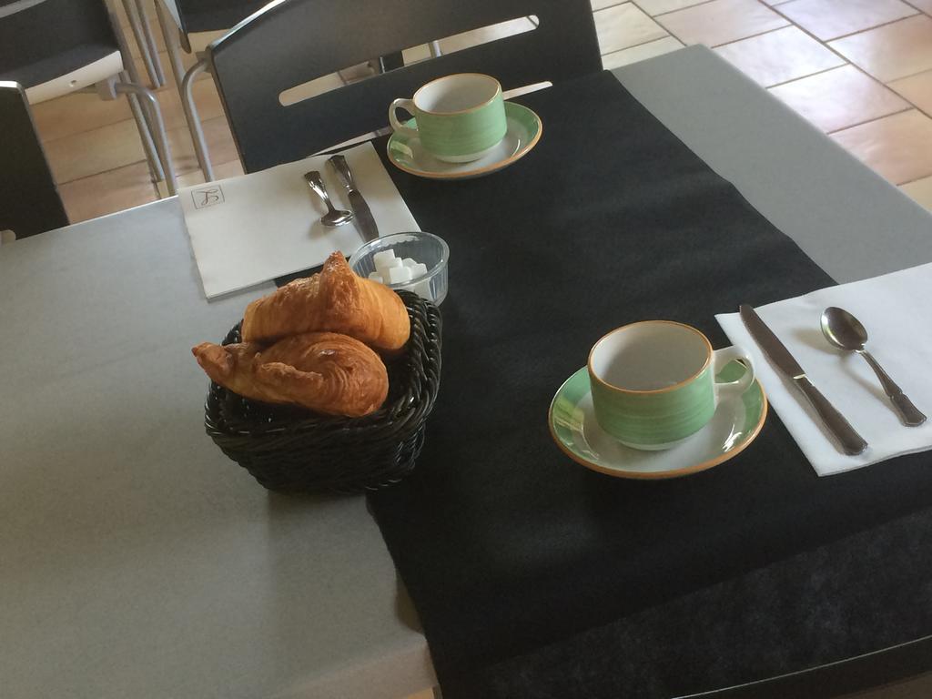 Logis Hotel Restaurant Le Flamant Rose Camargue Albaron Buitenkant foto